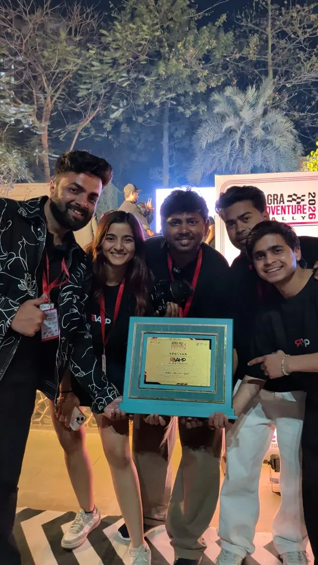 Team with the official media partner award